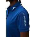 Nahaufnahme eines blauen Polohemds der Marke J.Lindeberg mit weißem Logo