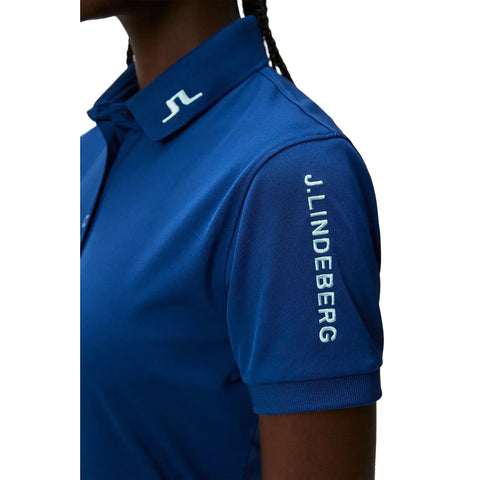 Nahaufnahme eines blauen Polohemds der Marke J.Lindeberg mit weißem Logo