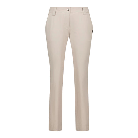 Beige Damenhose mit gerader Passform, frontal fotografiert vor neutralem Hintergrund. Die Hose verfügt über einen Reißverschluss, zwei Vordertaschen und ein kleines Logo auf der Seite.