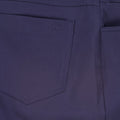 Nahaufnahme einer dunkelblauen Hose mit Fokus auf die hintere Tasche, die ein subtiles Bären-Logo-Stickerei zeigt und hochwertige Nähte demonstriert