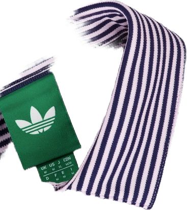 Nahaufnahme eines Adidas-Hemdes mit dunkelblau-weißem Streifenmuster, grünem Etikett mit Adidas-Trefoil-Logo und schwarzen Knöpfen