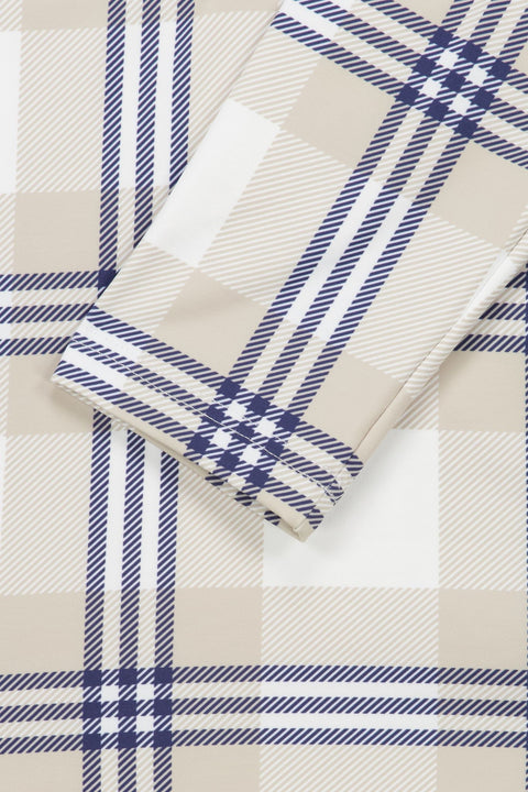 Nahaufnahme eines marineblau und beige karierten Baumwoll-Geschirrtuchs mit Detailansicht des Webmusters und der Textur, teilweise gefaltet