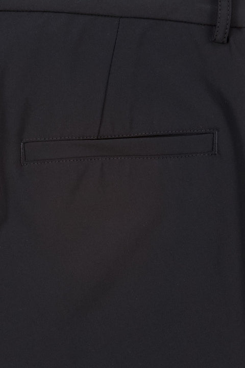 Nahaufnahme einer schwarzen Stofftasche mit sichtbarer Paspelierung und Nähten, zeigt Materialqualität und Verarbeitungsdetails eines Kleidungsstücks