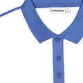 Nahaufnahme eines blauen J.Lindeberg Poloshirts in Größe S, hergestellt in Indonesien, mit sichtbarem Kragen, Knöpfen und weißem Logo-Detail