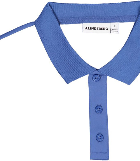 Nahaufnahme eines blauen J.Lindeberg Poloshirts in Größe S, hergestellt in Indonesien, mit sichtbarem Kragen, Knöpfen und weißem Logo-Detail