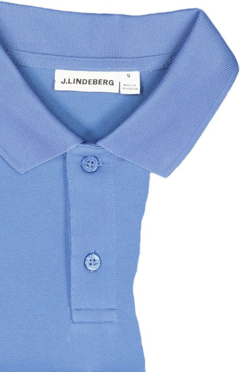 Nahaufnahme eines hellblauen J.Lindeberg Poloshirts mit Fokus auf den Kragen, die Knöpfe und das subtile Logo-Stickerei