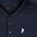 Detailaufnahme eines dunkelblau Peak Performance Poloshirts mit weißem Logo, Kragen und Knöpfen, Größe S, Made in Vietnam
