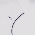 Detailaufnahme eines weißen Poloshirts mit dunkelblauen Kontrastkanten und eingesticktem Logo an der Brust