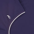 Nahaufnahme eines dunkelblauen Poloshirts mit weißen Kontrastnähten an der Seite und kleinem weißem Logo auf der Brust
