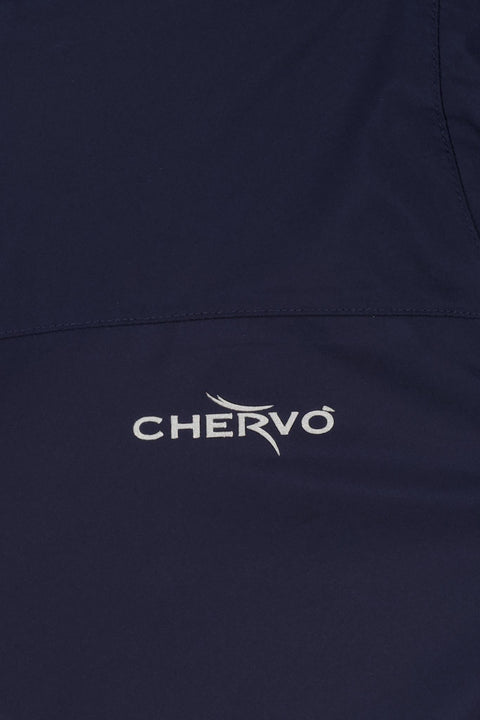 Nahaufnahme eines dunkelblauen CHERVO-Kleidungsstücks mit silbernem Logo und sichtbarer Naht