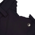 Detailaufnahme eines dunkelblauem Blazers mit strukturiertem Wollstoff, sichtbarem Revers und kleinem rundem Logo-Badge auf der Brust