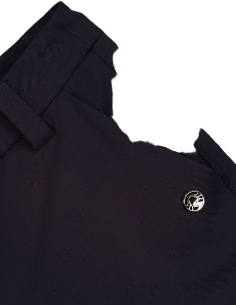 Detailaufnahme eines dunkelblauem Blazers mit strukturiertem Wollstoff, sichtbarem Revers und kleinem rundem Logo-Badge auf der Brust
