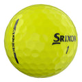 Gelber Golfball der Marke Srixon mit Wabenmuster und Markierung