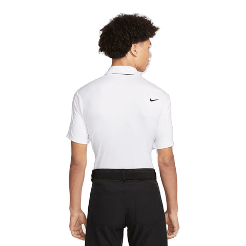 Rückansicht eines Mannes in einem weißen Nike Poloshirt und schwarzer Hose