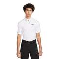 Weißes Nike Poloshirt getragen von einem jungen Mann mit Afro-Locken