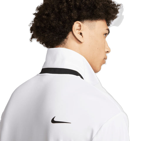 Seitliche Ansicht eines Mannes in weißer Nike-Jacke mit lockigem Haar