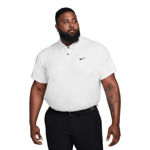 Weißes Nike Poloshirt getragen von einem bärtigen Mann mit Tattoos