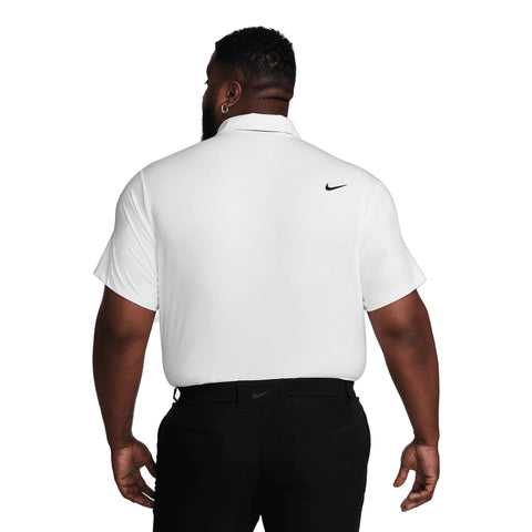 Rückansicht eines Mannes in weißem Nike-Poloshirt und schwarzer Hose
