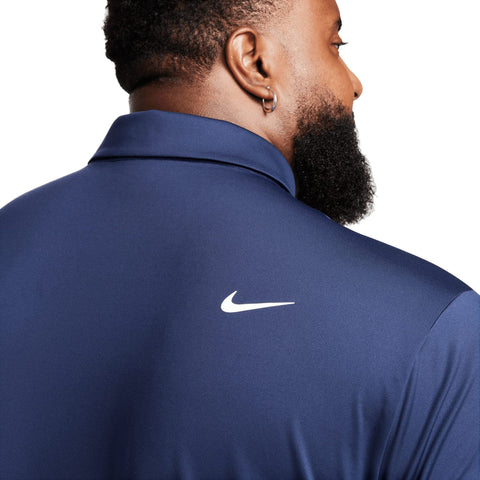 Rückansicht eines Mannes in einem marineblauen Nike Sportshirt mit Nike-Logo