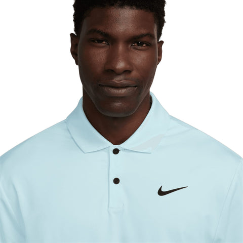 Nahaufnahme eines Mannes in einem hellblauen Nike Poloshirt mit Nike-Logo