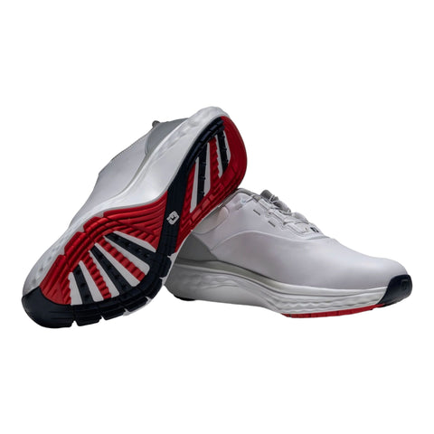 Weiße Laufschuhe mit roten und schwarzen Sohlendetails, präsentiert in Draufsicht und Seitenansicht auf neutralem weißem Hintergrund