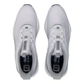 Draufsicht auf ein Paar weiße FootJoy Golfschuhe mit grauem Obermaterial, weißen Schnürsenkeln und schwarzem Innenfutter-Label auf neutralem weißem Hintergrund