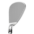 Golfschläger-Kopf in Nahaufnahme mit gestreifter Oberfläche und metallischem Finish