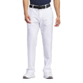 Weiße Herrenhose mit schwarzem Gürtel und weißen Turnschuhen