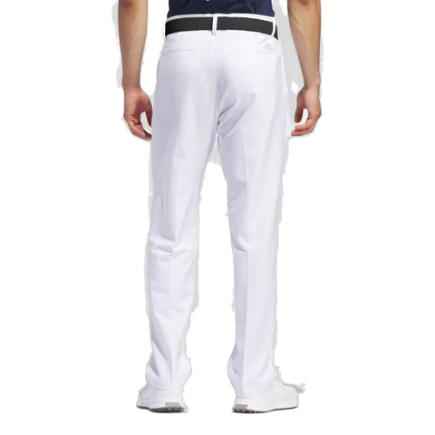 Weiße Herrenhose von Adidas mit schwarzem Gürtel, von hinten fotografiert
