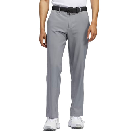 Graue Golfhose mit schwarzem Gürtel und weißen Golfschuhen