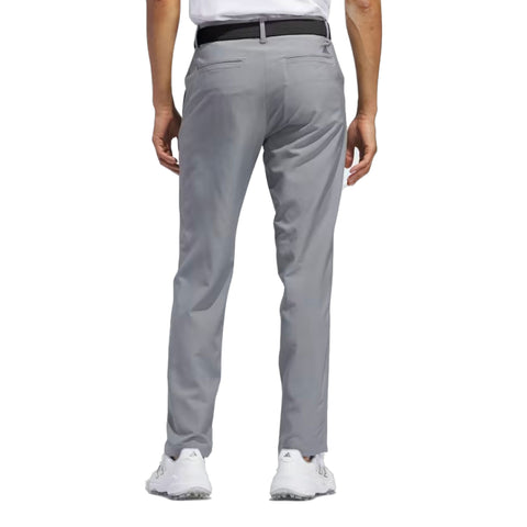 Graue Herrenhose von Adidas mit schwarzem Gürtel, von hinten fotografiert