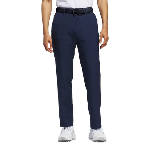 Marineblaue Herrenhose mit schwarzem Gürtel und weißen Golfschuhen